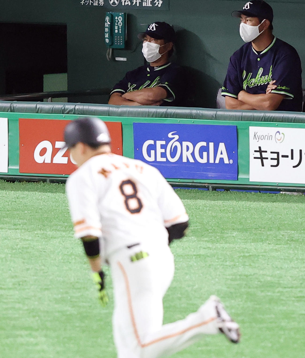 巨人対ヤクルト　4回裏巨人1死一塁、丸（手前）に逆転の2点本塁打を許し厳しい表情の高津監督（左）（撮影・垰建太）