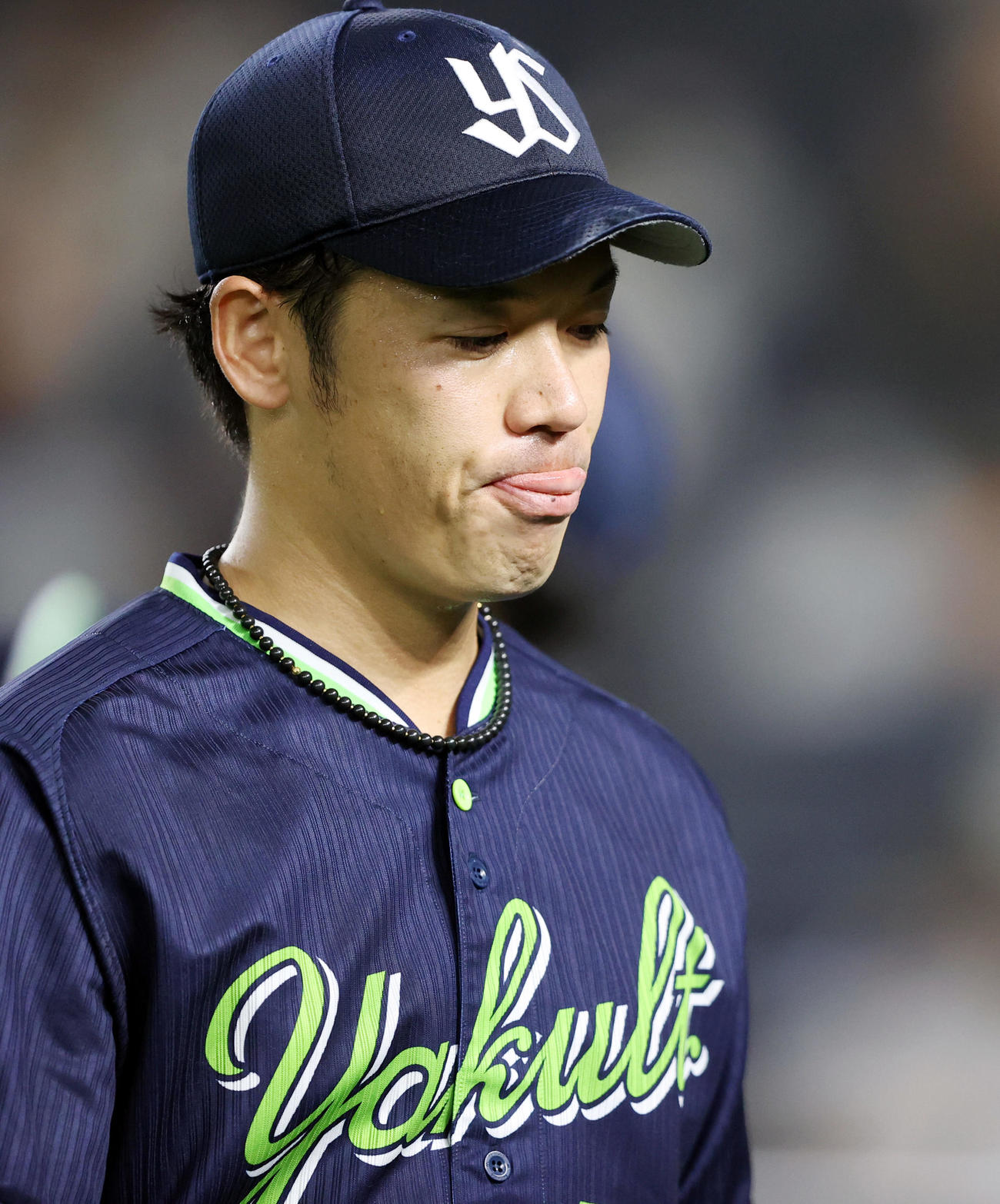 巨人対ヤクルト　4回裏を終え、悔しそうな表情で引き揚げる小川（撮影・狩俣裕三）