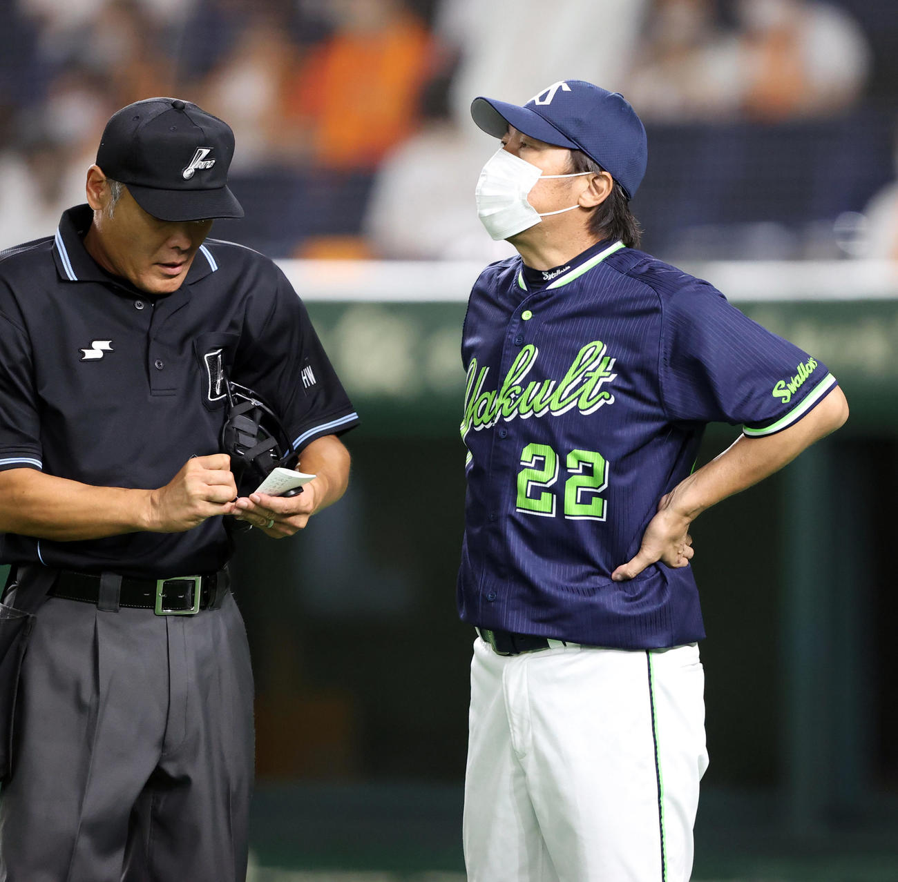 巨人対ヤクルト　7回表を終え、選手の交代を告げる高津監督（撮影・狩俣裕三）