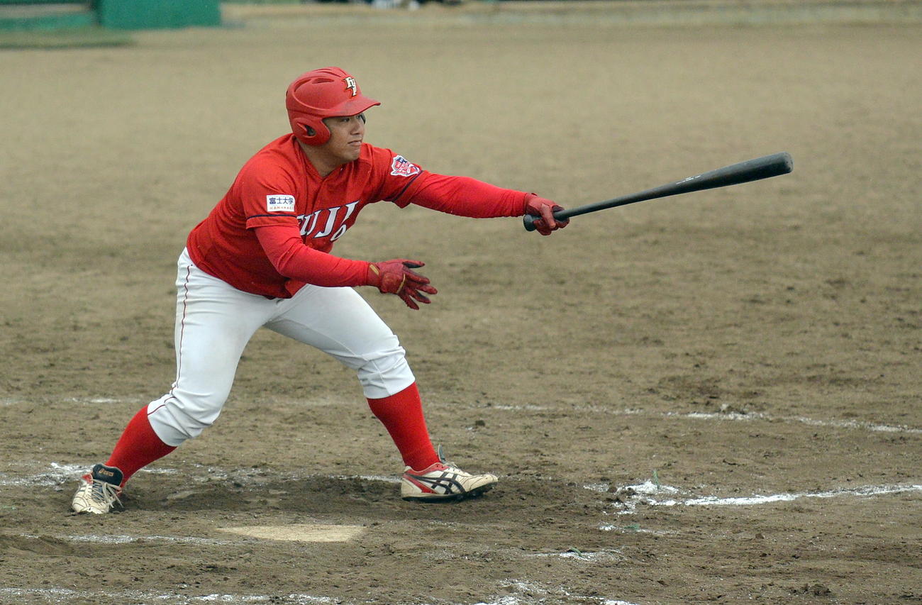 八戸学院大対富士大　8回裏富士大無死二、三塁、中前2点適時打を放つ黒島（撮影・鎌田直秀）