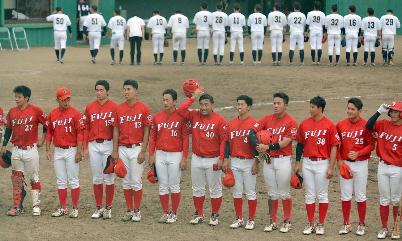 八戸学院大対富士大　無傷の7連勝を決めてスタンドに向かってあいさつする富士大・黒島（中央、40番）ら選手たち（撮影・鎌田直秀）