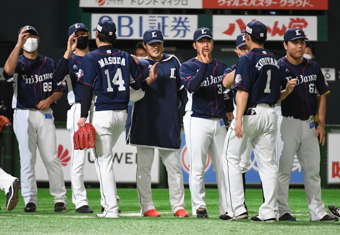 ソフトバンク対西武　3勝目を挙げ抑えの増田達至を出迎える松本航（中央）（撮影・今浪浩三）