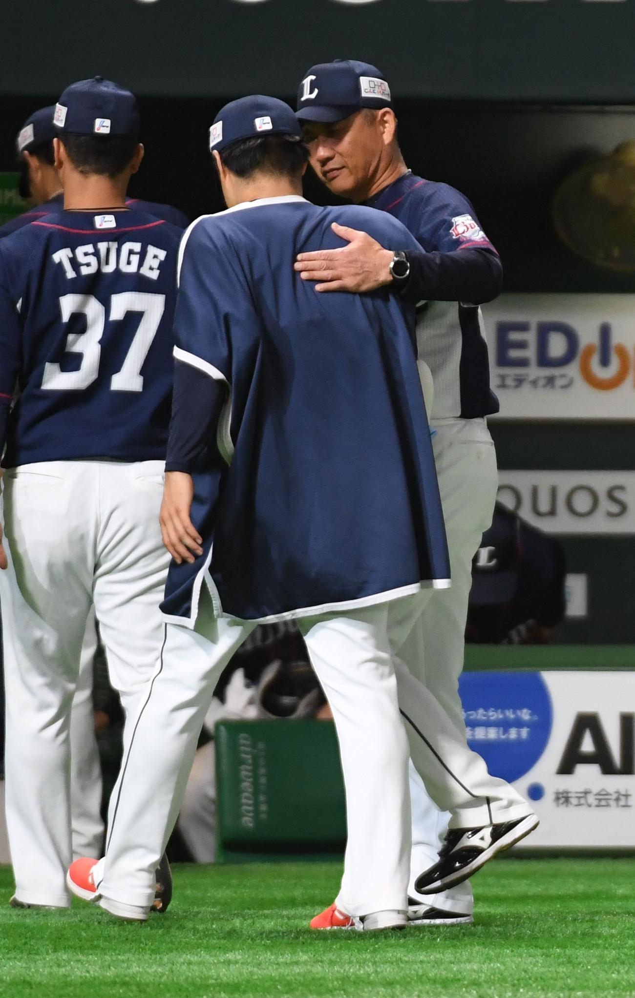 ソフトバンク対西武　3勝目を挙げ抑た松本航を出迎える辻発彦監督（撮影・今浪浩三）