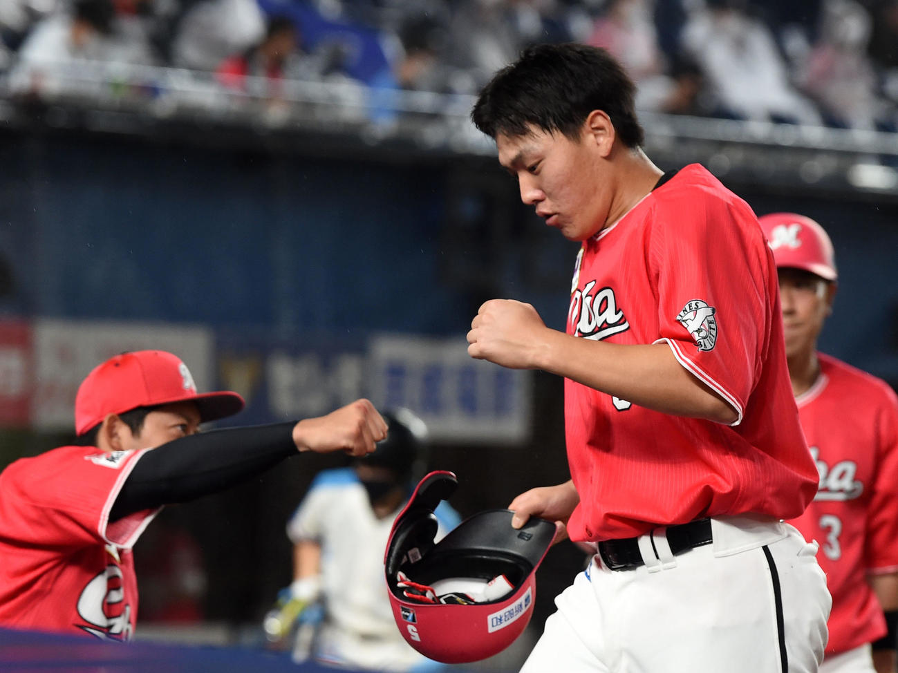 ロッテ対オリックス　1回裏終了時、ナインとエアタッチを交わすロッテ安田（撮影・横山健太）