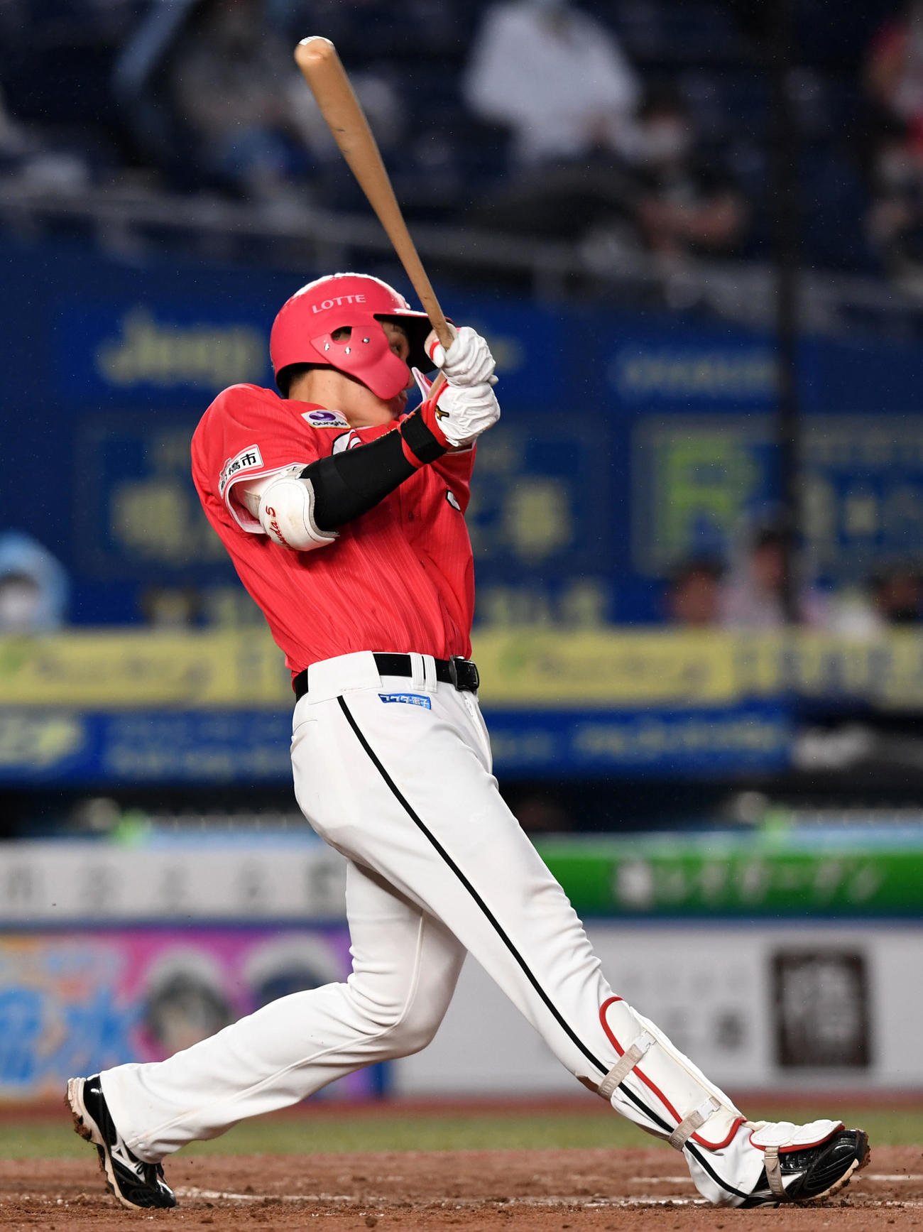 ロッテ対オリックス　1回裏ロッテ2死二塁、中越え適時二塁打を放つ安田（撮影・横山健太）