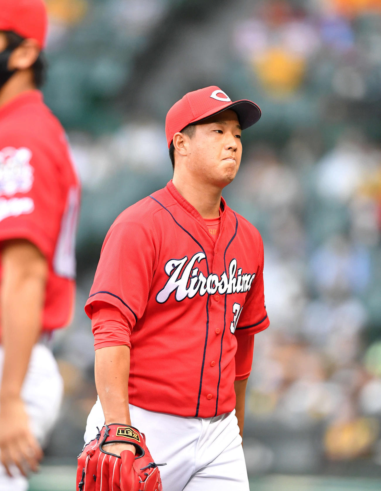 8回裏、陽川に勝ち越しの中越え本塁打を打たれ、悔しそうな表情でベンチへ戻る	塹江（撮影・岩下翔太）