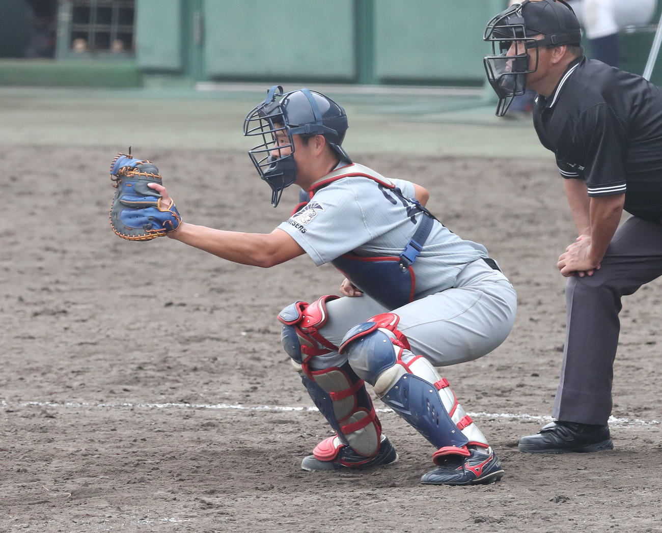 京大対関大　8回表から守備につく関大、捕手有馬諒（撮影・白石智彦）