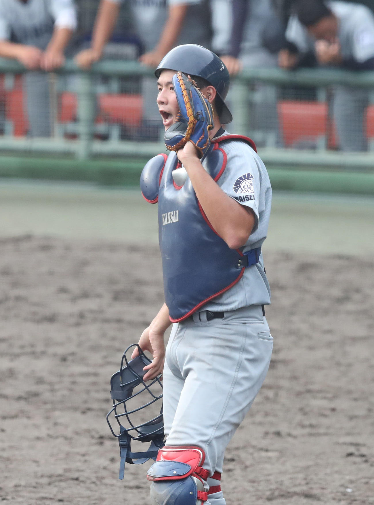 京大対関大　9回表、内野に指示を出す関大、捕手有馬諒（撮影・白石智彦）