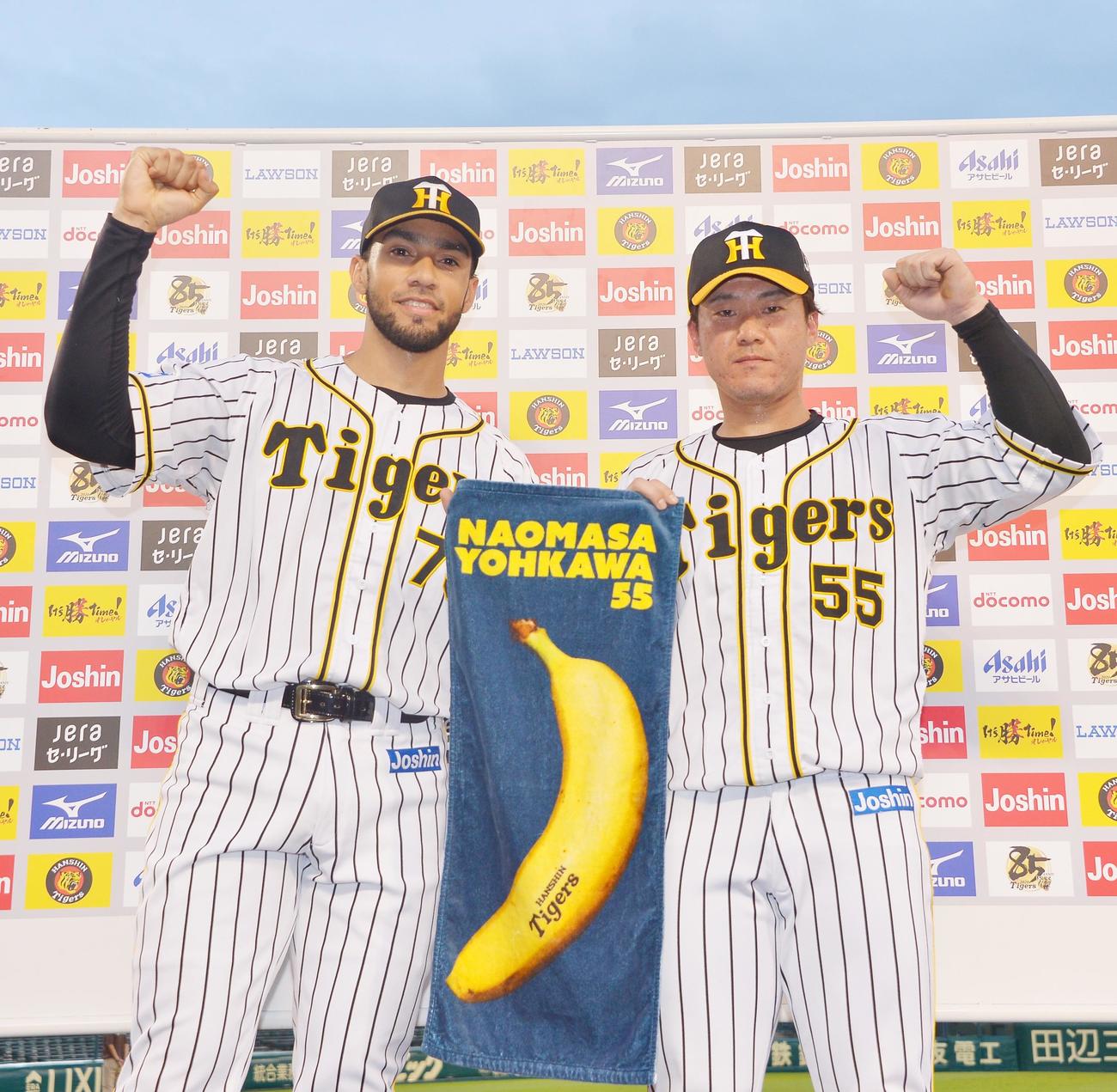 阪神対広島　ヒーローインタビューでバナナタオルを持つスアレス（左）と陽川