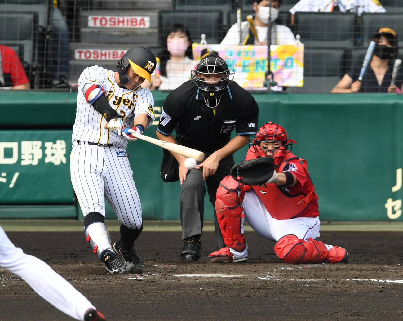 阪神対広島　3回裏阪神無死二塁、糸原は中前適時打を放つ。投手薮田（撮影・前岡正明）