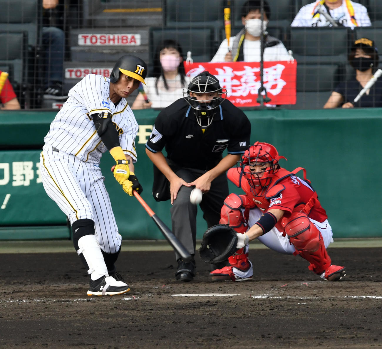 阪神対広島　3回裏阪神1死一、三塁、糸井は左前適時打を放つ（撮影・前岡正明）