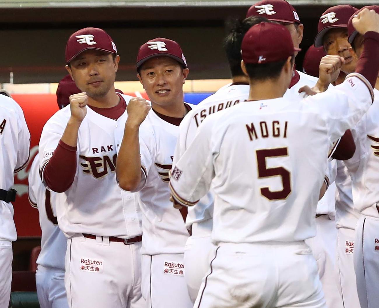 楽天対日本ハム　試合後、ナインを出迎える渡辺直人選手兼打撃コーチ（左から2人目）（撮影・黒川智章）