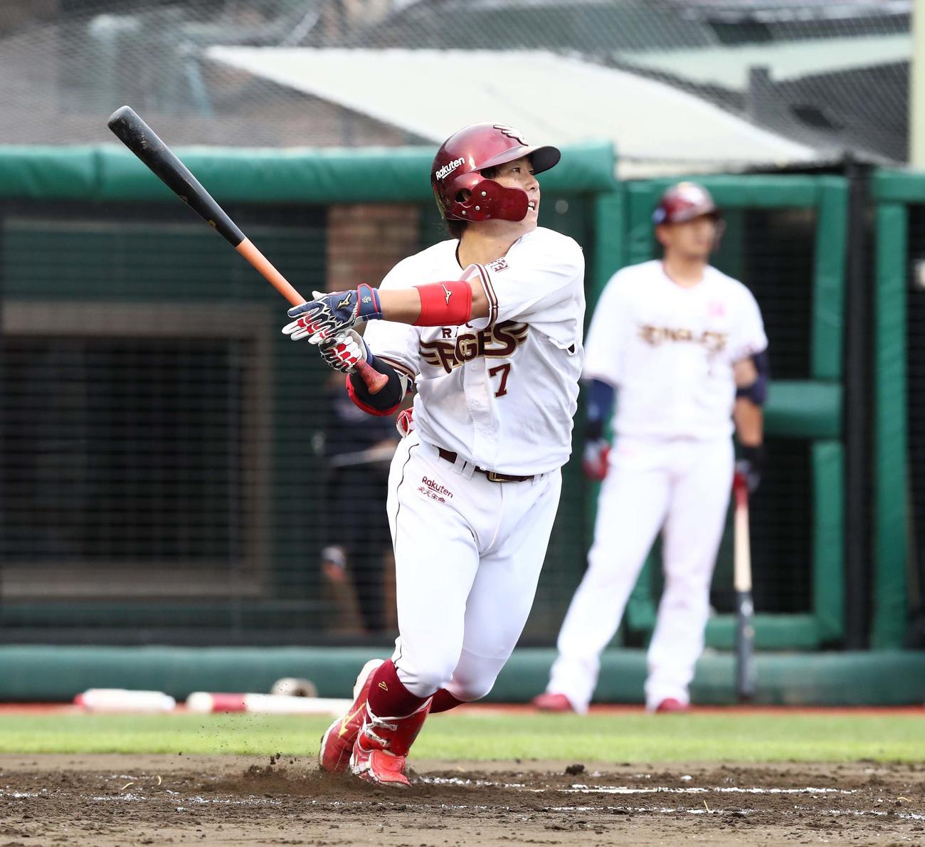 楽天対日本ハム　2回裏楽天2死満塁、右中間に走者一掃の二塁打を放つ鈴木大（撮影・黒川智章）