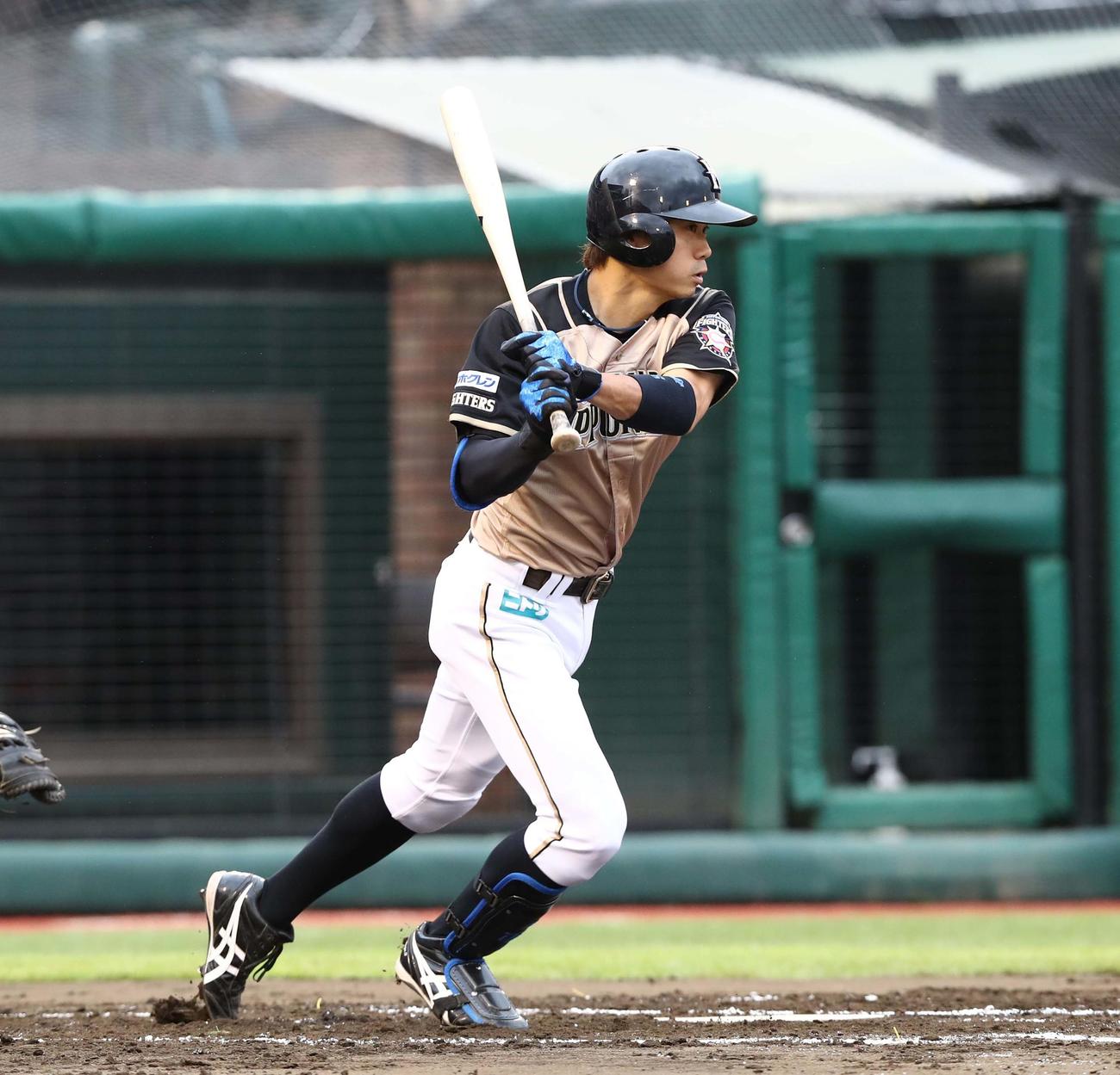 楽天対日本ハム　2回表日本ハム1死一、二塁、右前打を放つ中島（撮影・黒川智章）