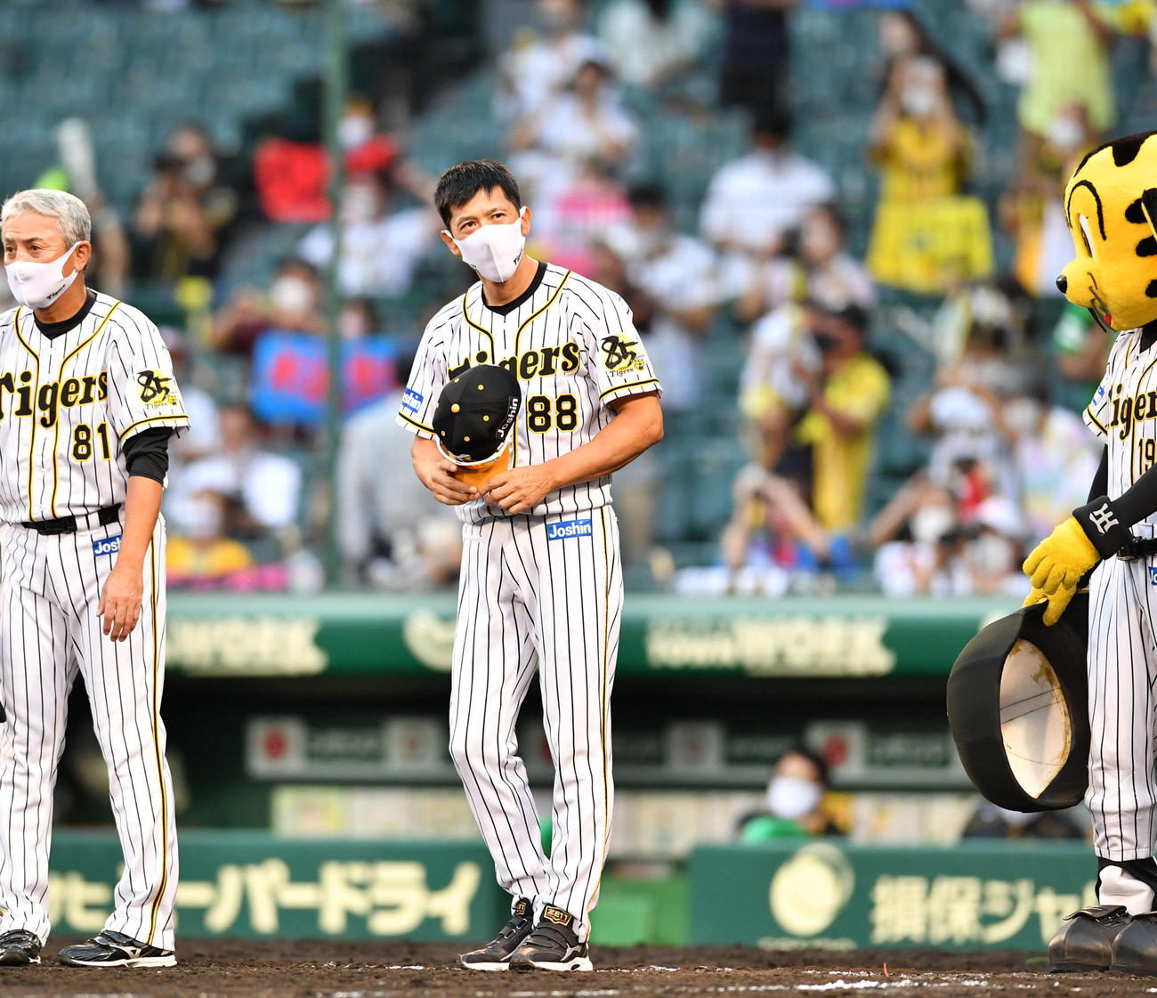広島に3連勝しファンにあいさつする矢野燿大監督（撮影・岩下翔太）