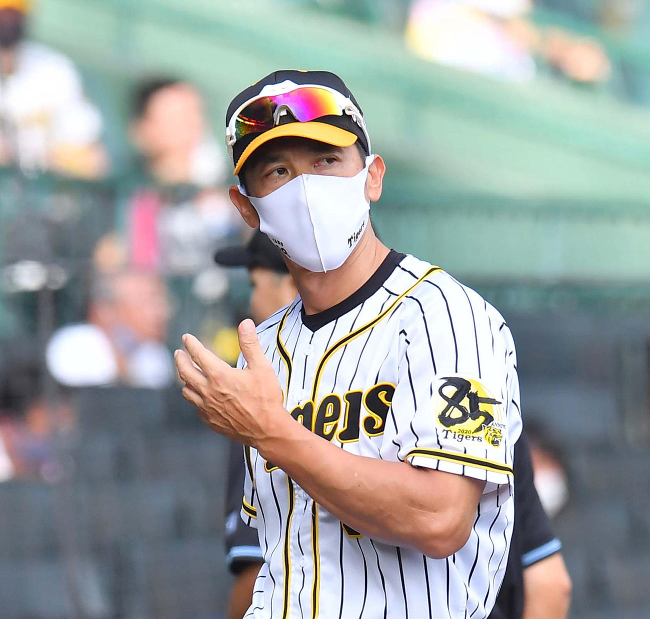 厳しい表情で交代を告げる阪神矢野監督（撮影・上田博志）