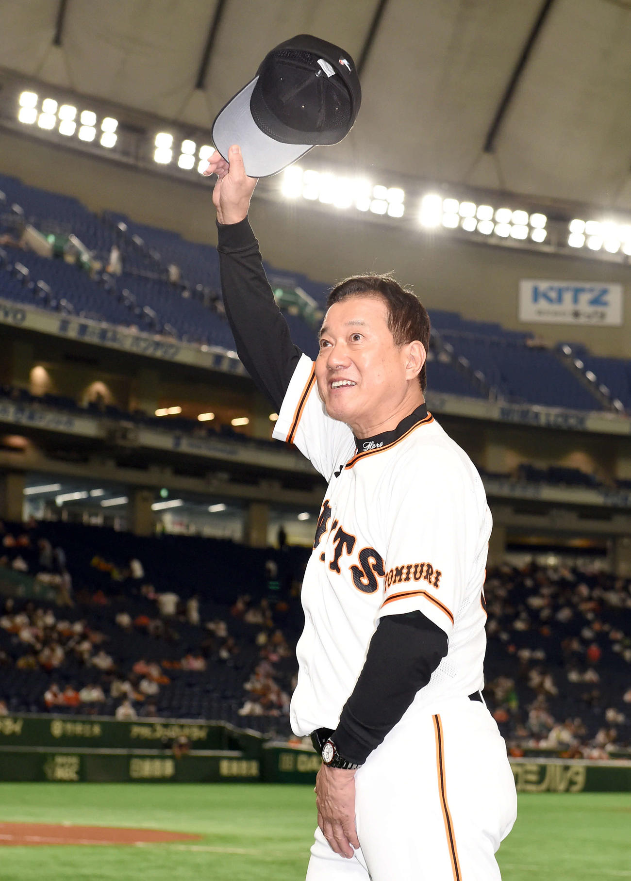 巨人対ヤクルト　引き分けを挟んで7連勝し笑顔を見せる巨人原監督（撮影・たえ見朱実）