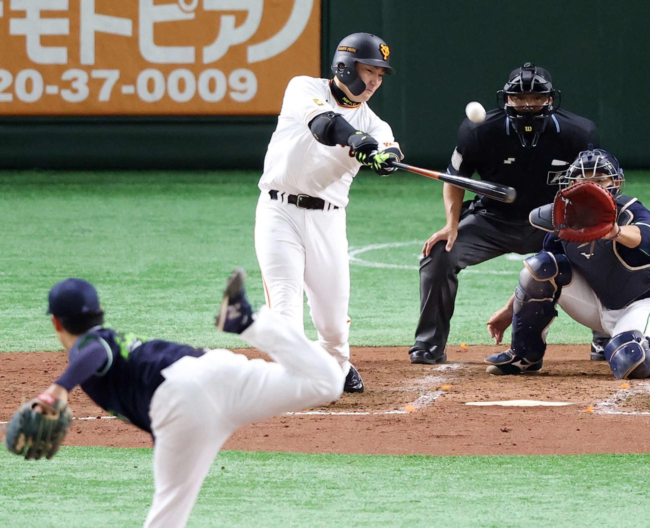 巨人対ヤクルト　4回裏巨人1死一塁、2点本塁打を放つ丸。投手小川（撮影・垰建太）