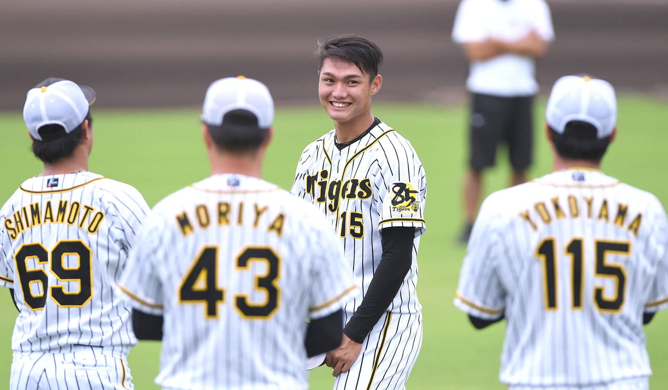 投手陣に誕生日を祝福され、笑顔を見せる西純矢