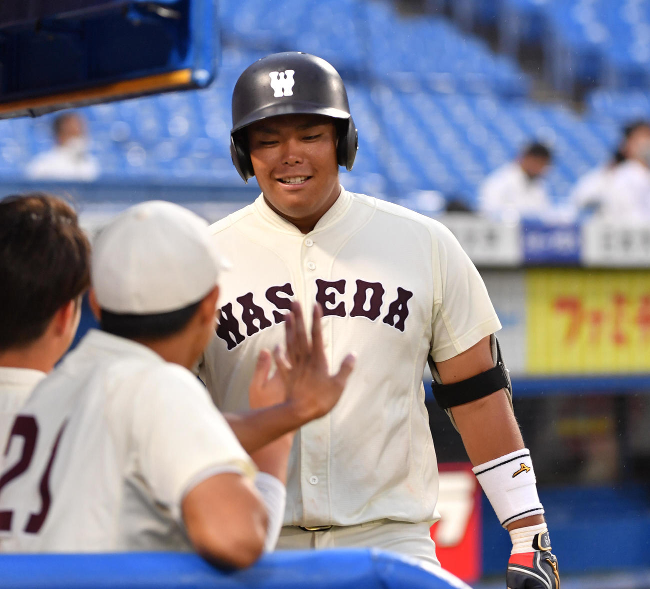 早大対日立製作所　4回表早大2死、野村は左越えに本塁打を放ちナインの出迎えを受ける（撮影・柴田隆二）