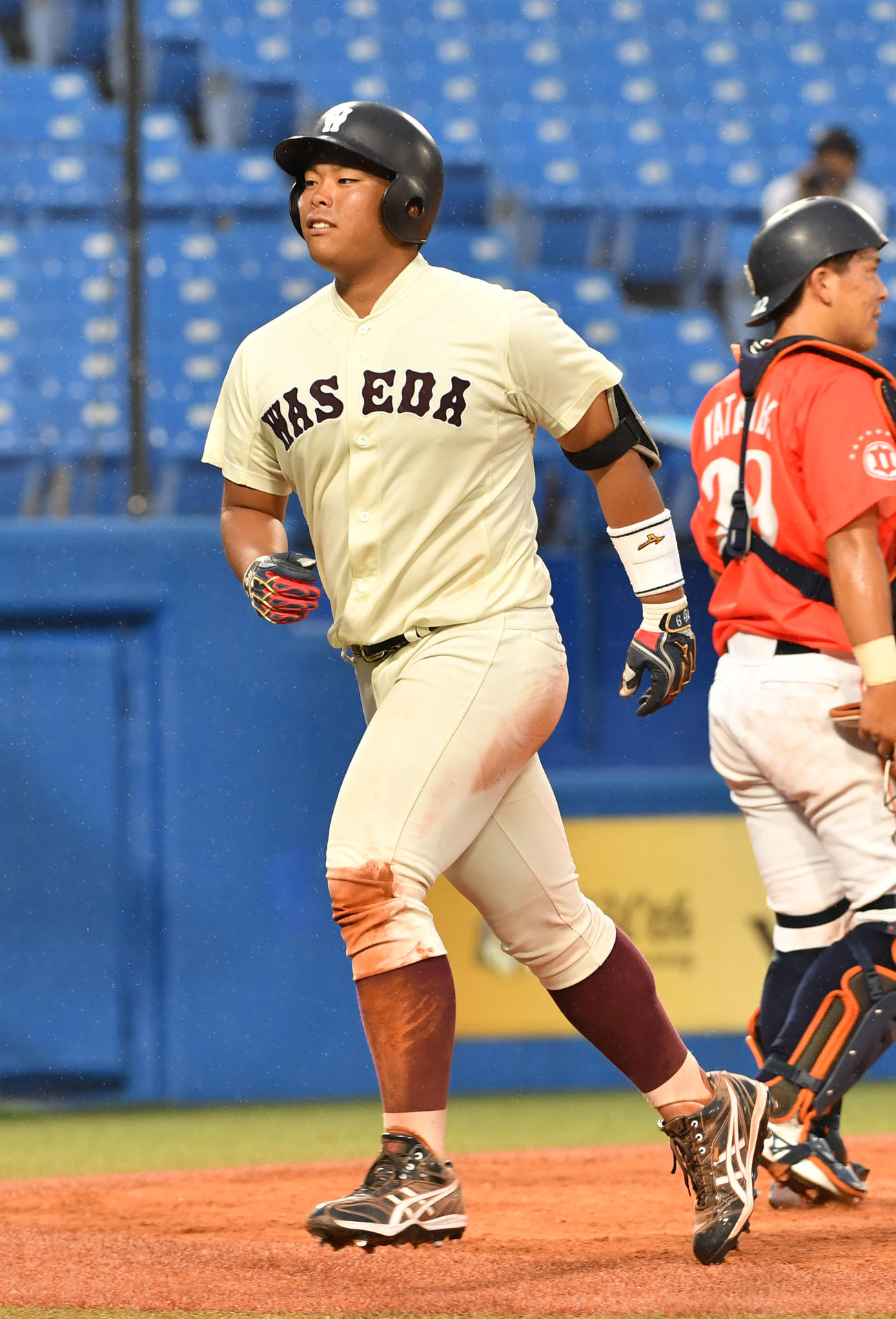早大対日立製作所　4回表早大2死、野村は左越えに本塁打を放ち生還する（撮影・柴田隆二）