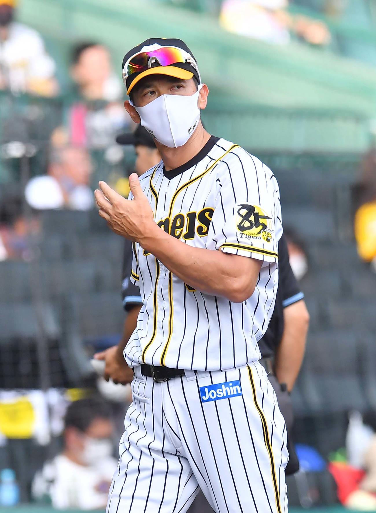 阪神対広島　厳しい表情で交代を告げる矢野監督（撮影・上田博志）