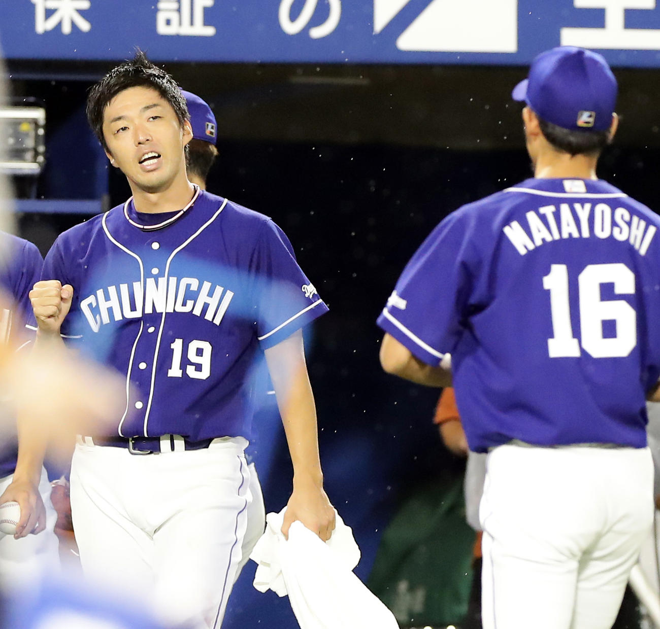 5回裏DｅNAの攻撃を抑えた又吉（手前）をグーポーズで迎える吉見（撮影・浅見桂子）