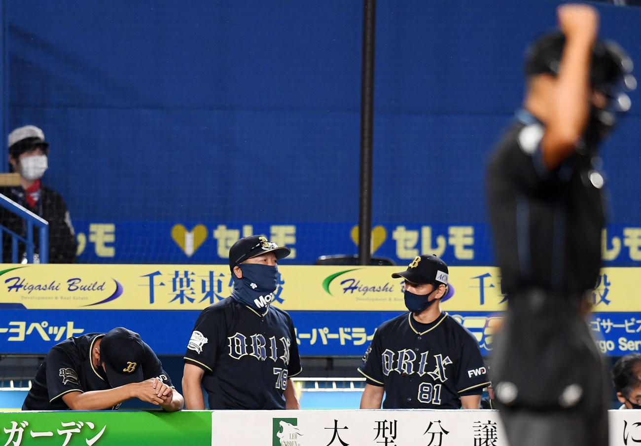 ロッテ対オリックス　ロッテに敗れ肩を落とす中嶋監督代行（左から2人目）らオリックス首脳陣（撮影・横山健太）