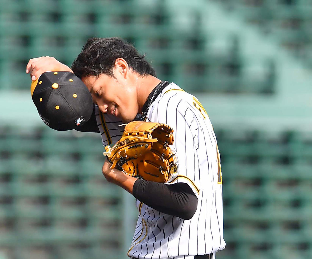 4回途中の降板に苦笑いを浮かべる藤浪（撮影・上田博志）