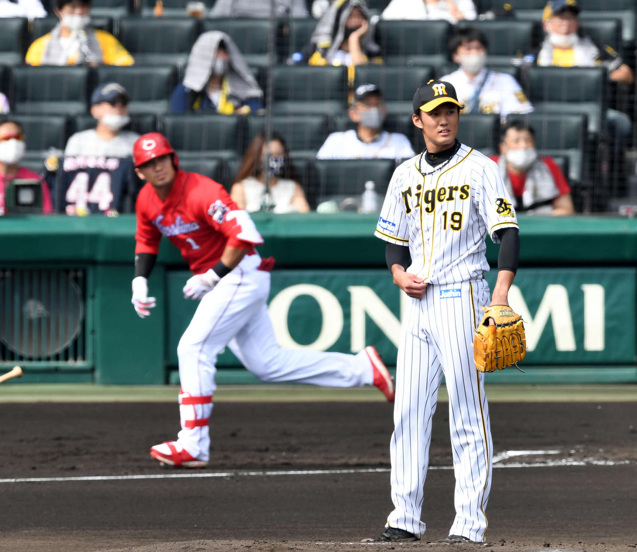 1回表広島1死一、二塁、鈴木誠に先制の左越え3点本塁打を浴び打球を見つめる阪神藤浪（撮影・前岡正明）