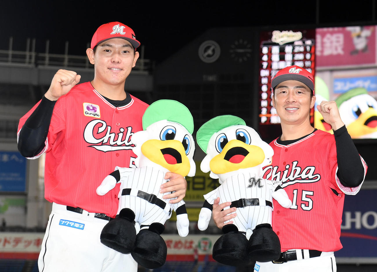 ロッテ対オリックス　笑顔でガッツポーズするロッテ安田（左）と美馬（撮影・横山健太）