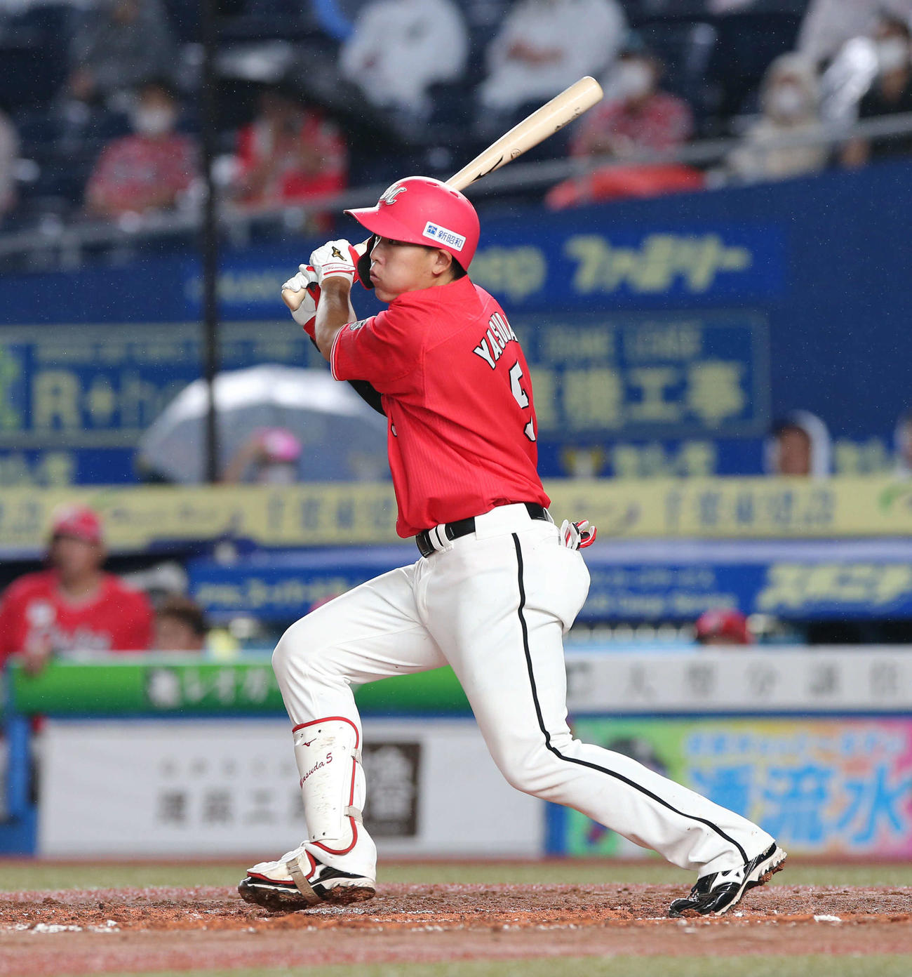 ロッテ対オリックス　3回裏ロッテ2死一、二塁、中前に適時二塁打を放つ安田（撮影・井上学）