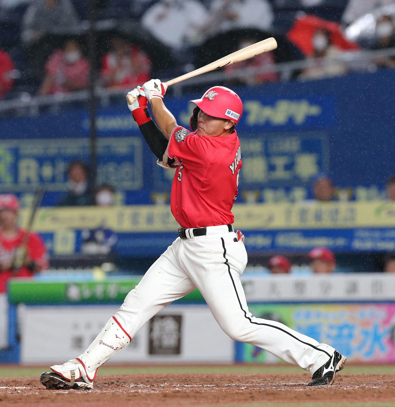ロッテ対オリックス　7回裏ロッテ2死満塁、左前に適時打を放つ安田（撮影・井上学）