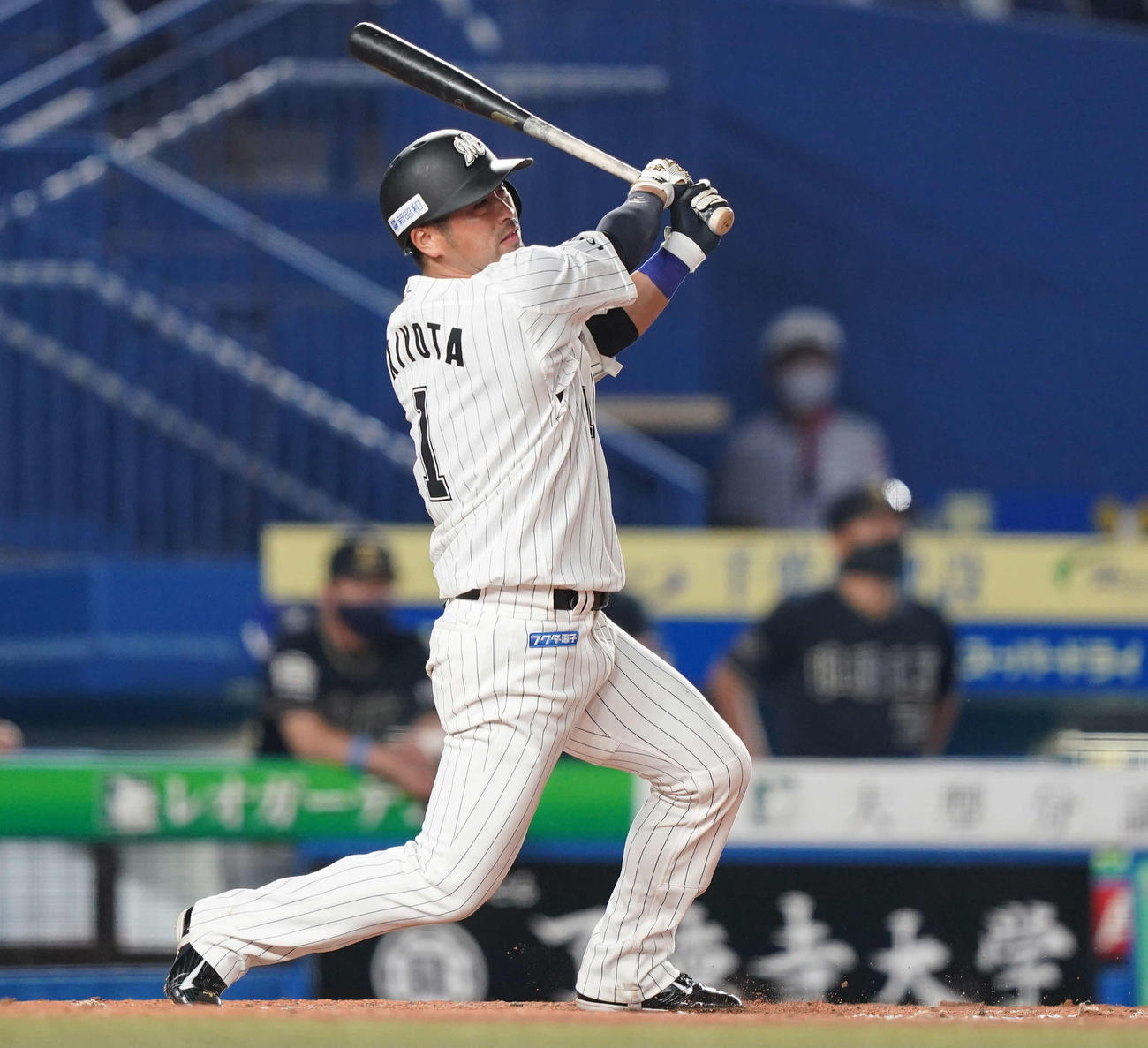 ロッテ対オリックス　5回裏ロッテ1死、右中間にソロ本塁打を放つ清田（撮影・鈴木みどり）