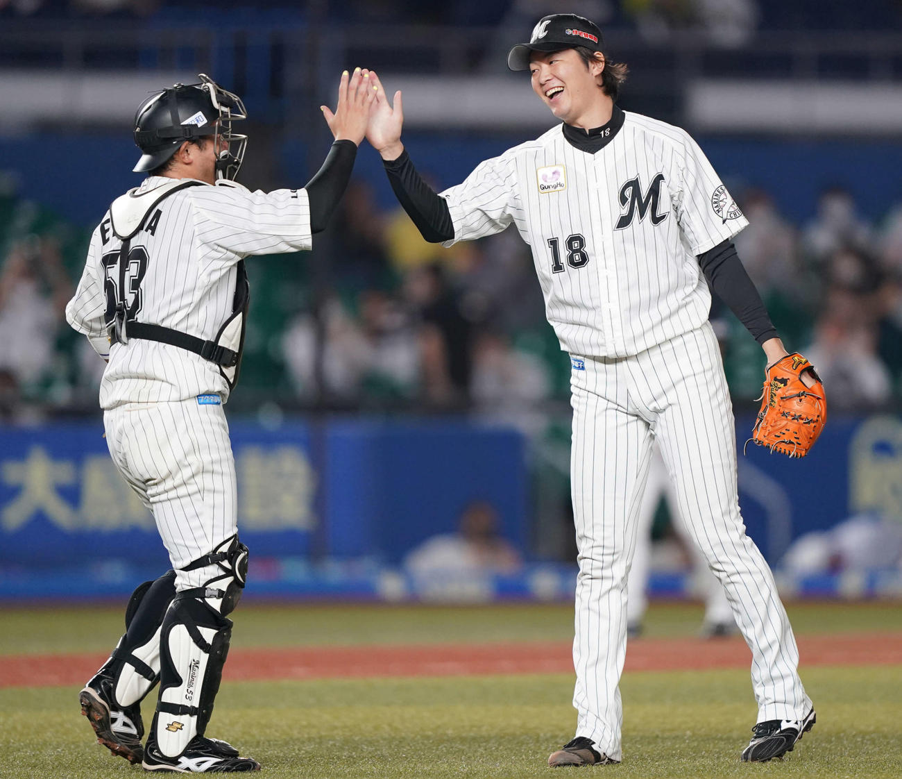 ロッテ対オリックス　完封勝利のロッテ二木（右）は江村と笑顔でハイタッチ（撮影・鈴木みどり）