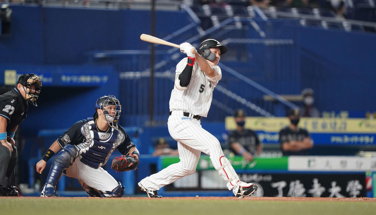 ロッテ対オリックス　3回裏ロッテ1死二、三塁、先制の右2点適時二塁打を放つ安田（撮影・鈴木みどり）