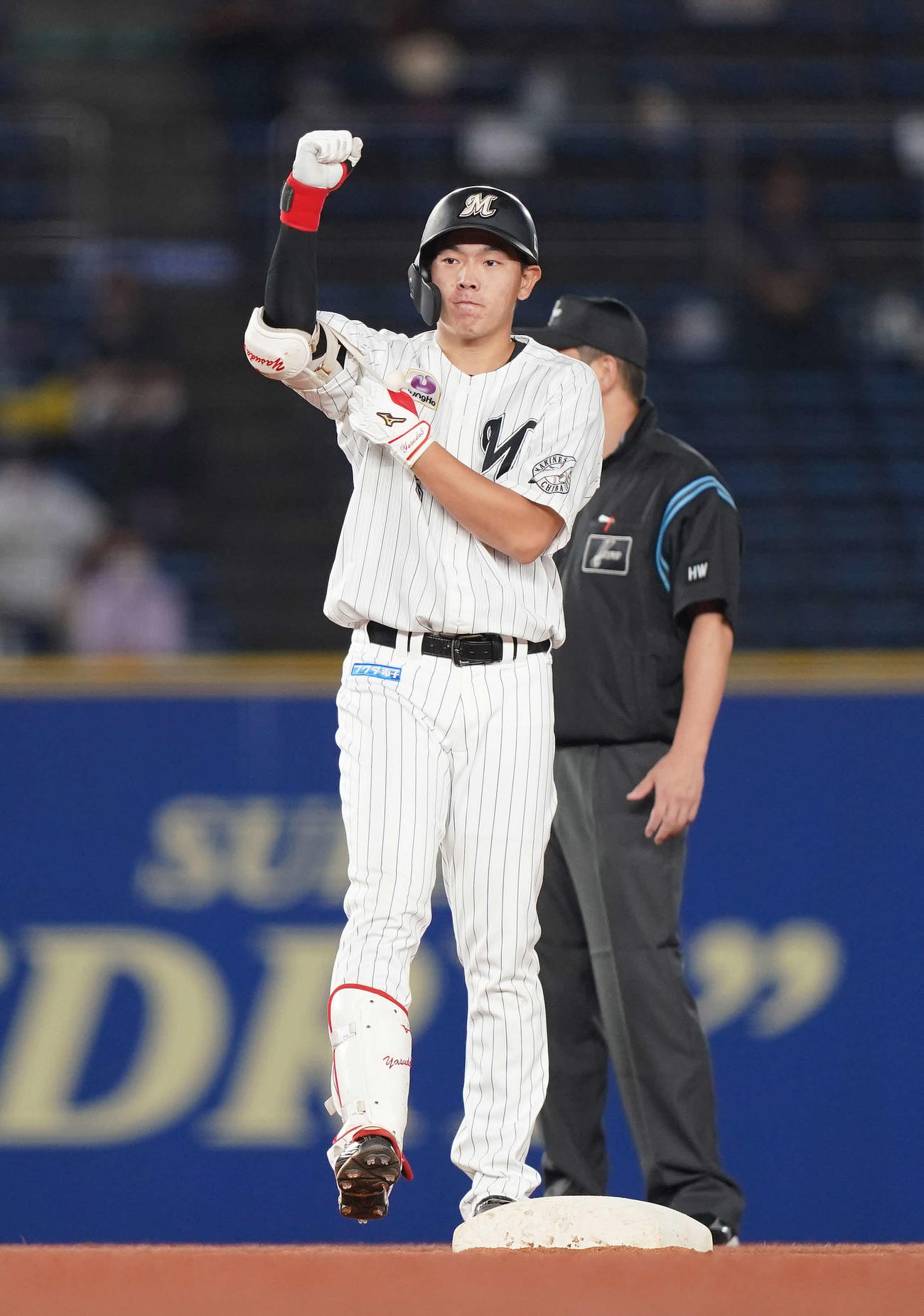 ロッテ対オリックス　3回裏ロッテ1死二、三塁、先制の右2点適時二塁打を放った安田は塁上で右手を挙げる（撮影・鈴木みどり）