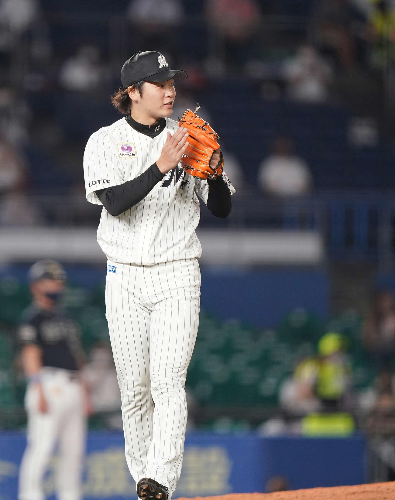 ロッテ対オリックス　4回表オリックス1死一塁、西野を二ゴロ併殺に打ち取りグラブをたたく二木（撮影・鈴木みどり）
