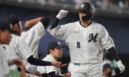 ロッテ対オリックス　5回裏ロッテ無死、左越えソロ本塁打を放った中村奨はナインとエアハイタッチ（撮影・鈴木みどり）