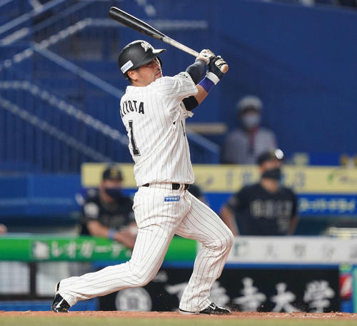 ロッテ対オリックス　5回裏ロッテ1死、右中間にソロ本塁打を放つ清田（撮影・鈴木みどり）
