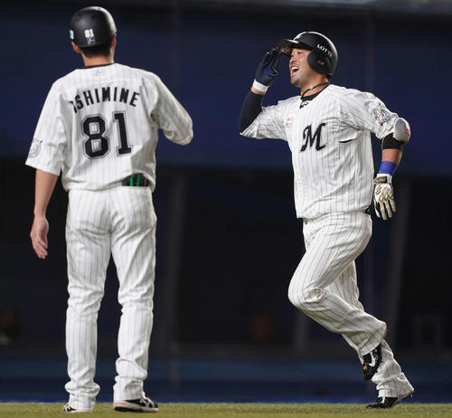 ロッテ対オリックス　5回裏ロッテ1死、右中間にソロ本塁打を放った清田（右）は笑顔で生還（撮影・鈴木みどり）