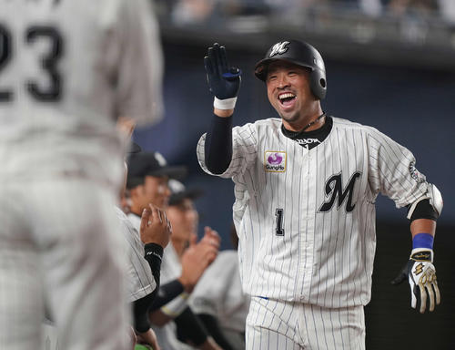 ロッテ対オリックス　5回裏ロッテ1死、右中間にソロ本塁打を放った清田（右）は笑顔でナインとエアハイタッチ（撮影・鈴木みどり）