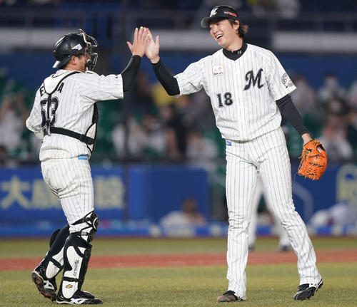 ロッテ対オリックス　完封勝利のロッテ二木（右）は江村と笑顔でハイタッチ（撮影・鈴木みどり）
