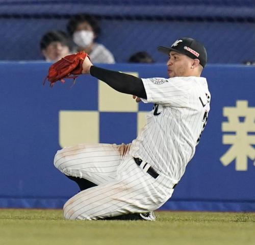 6回オリックス無死、西村の飛球を好捕するロッテの右翼手マーティン（共同）