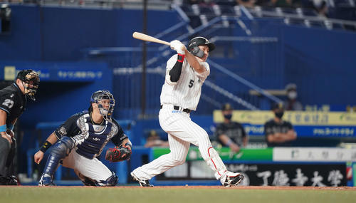 ロッテ対オリックス　3回裏ロッテ1死二、三塁、先制の右2点適時二塁打を放つ安田（撮影・鈴木みどり）