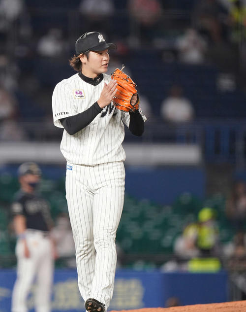 ロッテ対オリックス　4回表オリックス1死一塁、西野を二ゴロ併殺に打ち取りグラブをたたく二木（撮影・鈴木みどり）