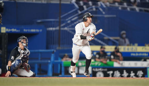 ロッテ対オリックス　4回裏ロッテ無死、右越えソロ本塁打を放つ藤岡（撮影・鈴木みどり）