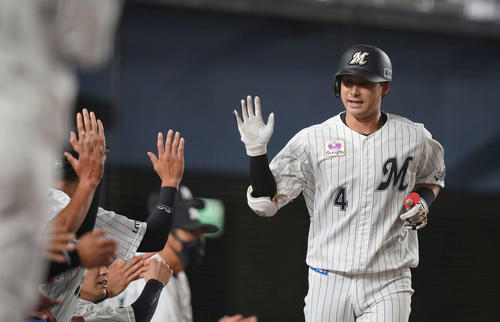 ロッテ対オリックス　4回裏ロッテ無死、右越えソロ本塁打を放った藤岡はナインとエアハイタッチ（撮影・鈴木みどり）