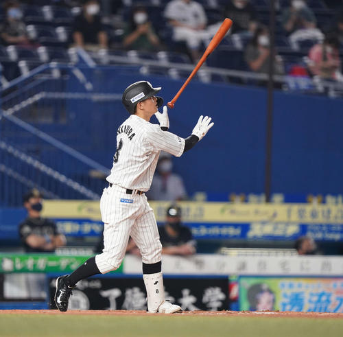 ロッテ対オリックス　5回裏ロッテ無死、左越えソロ本塁打を放つ中村奨（撮影・鈴木みどり）