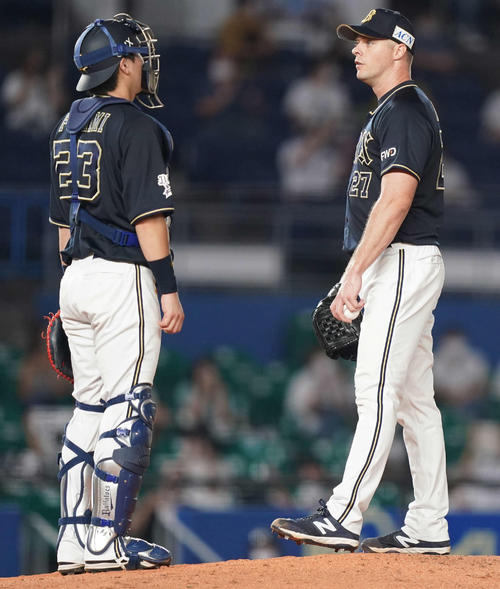 ロッテ対オリックス　3回裏ロッテ1死二、三塁、安田に先制の右2点適時二塁打を浴びた後、伏見（左）から声をかけられるアルバース（撮影・鈴木みどり）